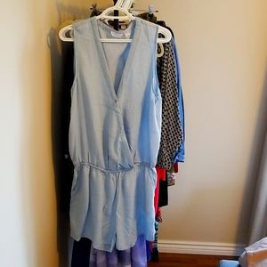 Great summer romper with side pockets, brand new, no tag